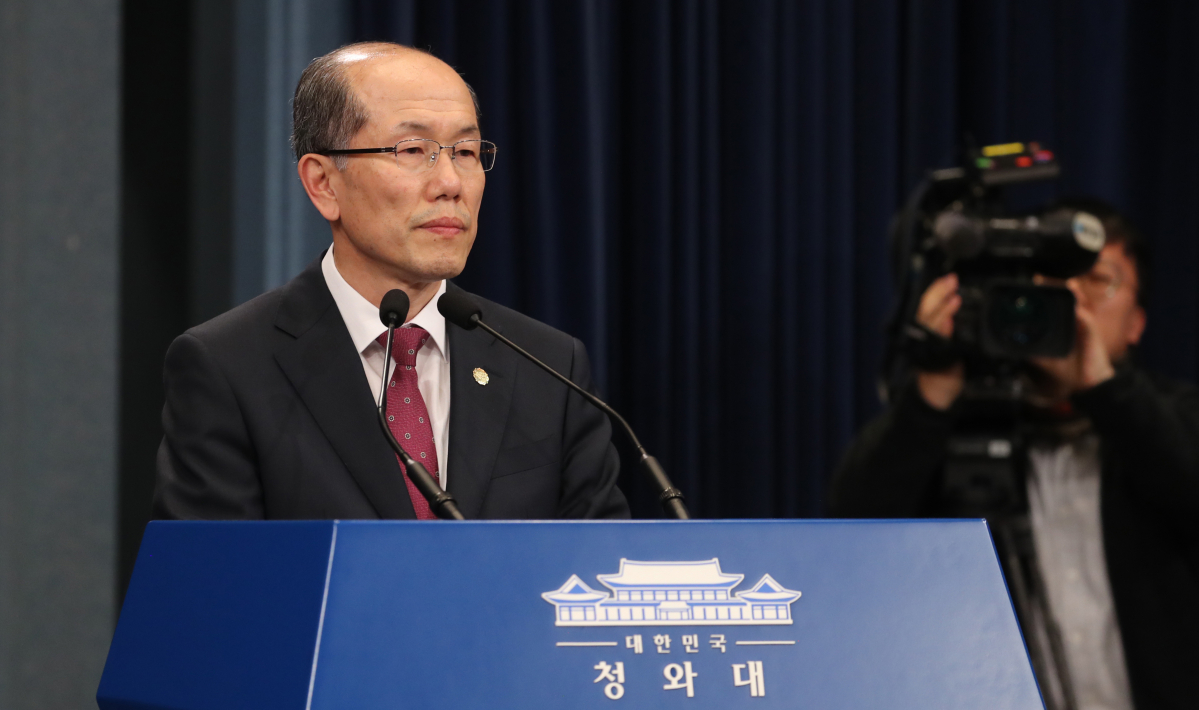 ▲김유근 국가안보실 1차장이 22일 오후 청와대에서 한일 군사정보보호협정(GSOMIA·지소미아) 종료 연기를 발표하고 있다. (연합뉴스)