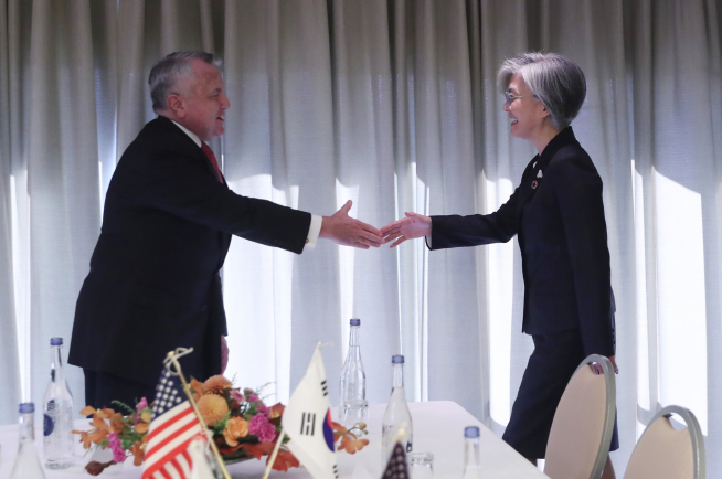 ▲주요 20개국(G20) 외교장관회의에 참석한 강경화 외교부 장관(오른쪽)과 존 설리번 미 국무부 부장관이 23일 오후 일본 나고야관광호텔에서 열린 한미 양자회담에서 악수를 하고 있다. (연합뉴스)