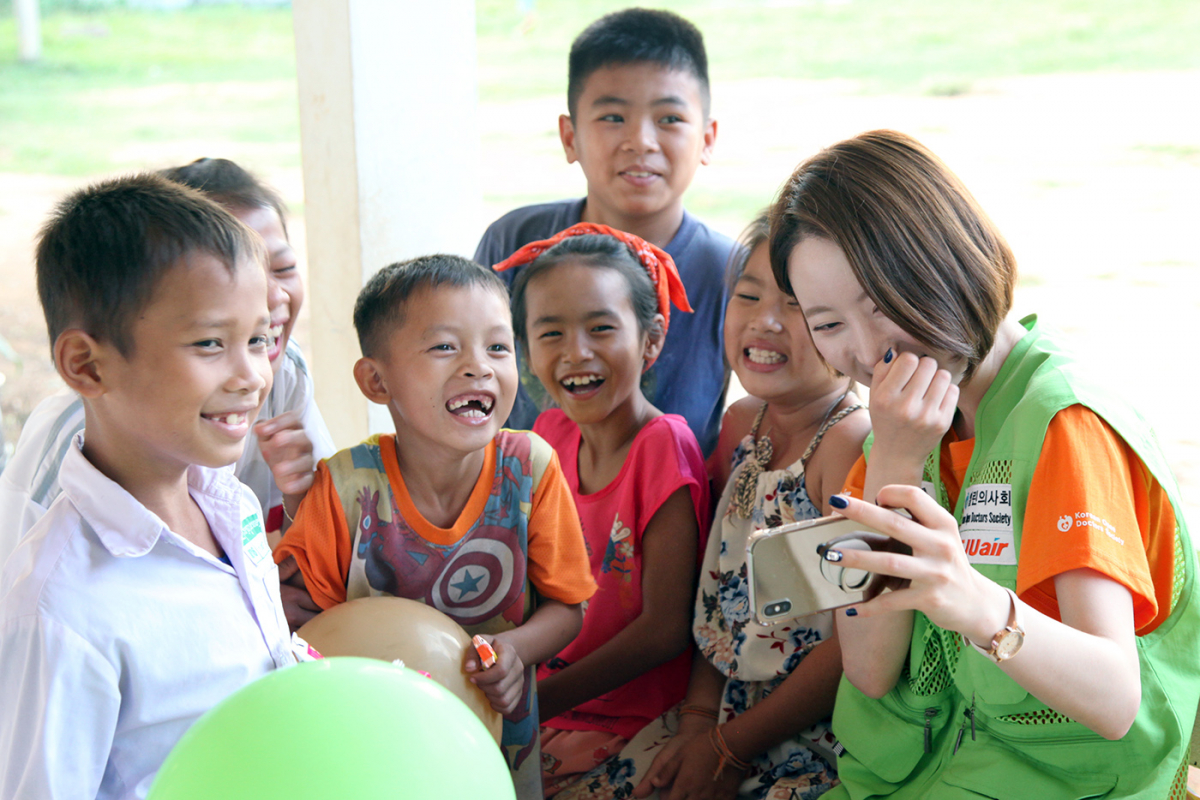 ▲지난 11월20일부터 25일까지 라오스 방비엥으로 해외의료봉사활동을 떠난 제주항공과 열린의사회 자원봉사자들이 주민의 건강상태를 살피고 있다. (사진제공=제주항공)