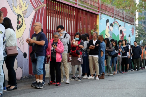 ▲홍콩 시민들이 구의원 선거 투표를 위해 24일(현지시간) 투표소 앞에 길게 줄서 있다. 홍콩/로이터연합뉴스 
