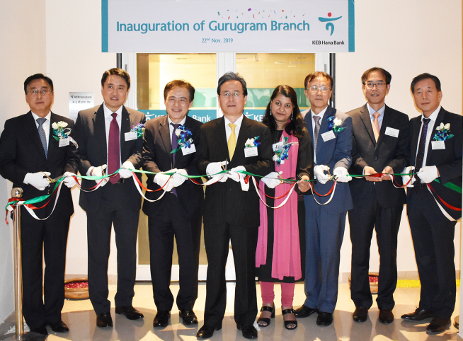 ▲권호상 KEB하나은행 유럽중동영업본부 지역대표(가운데)가 22일 인도 구루그람 지점 개점식에서 참석한 내외빈들과 기념촬영을 하고 있다.  (사진 제공=KEB하나은행)