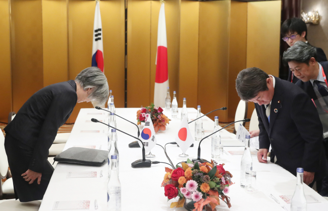 ▲주요 20개국(G20) 외교장관회의에 참석한 강경화 외교부 장관이 23일 일본 나고야관광호텔에서 모테기 도시미쓰(茂木敏充) 일본 외무상과 회담을 위해 좌석에 앉고 있다.  (연합뉴스)