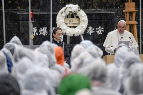 ▲일본을 방문 중인 프란치스코 교황이 24일(현지시간) 나가사키의 원자폭탄이 투하된 지점에 세워진 공원에서 반핵 메시지를 전달하고 있다. 나가사키/EPA연합뉴스 
