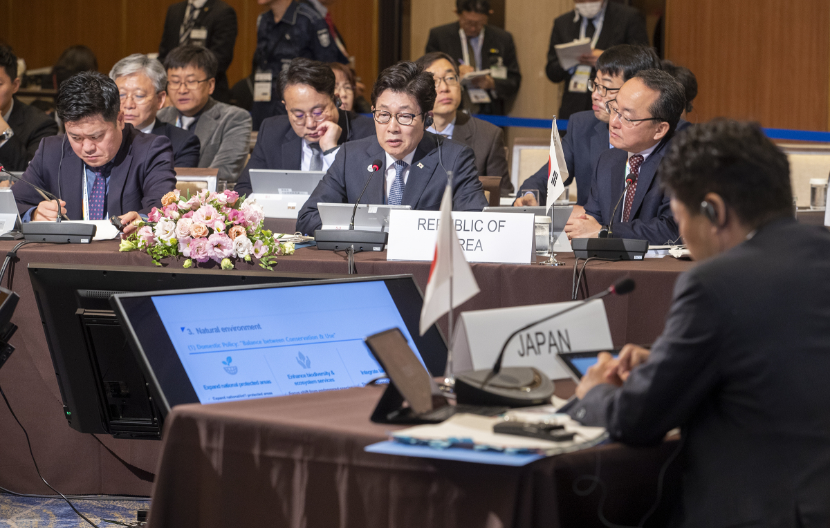 ▲조명래 환경부 장관이 24일 오전(현지시간) 일본 기타큐슈에서 열린 제21차 한·중·일 환경장관회의에서 '지속가능 미래를 위한 대한민국의 환경정책'이라는 주제로 한국의 주요 환경정책을 소개하고 있다. (사진제공=환경부)