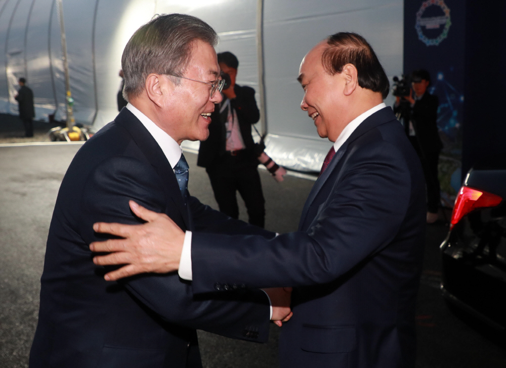 ▲24일 오후 부산 강서구 에코델타시티 부지에서 열린 에코델타 스마트시티 국가시범도시 착공식에서 문재인 대통령과 응우옌 쑤언 푹 베트남 총리가 반갑게 인사하고 있다. (연합뉴스)