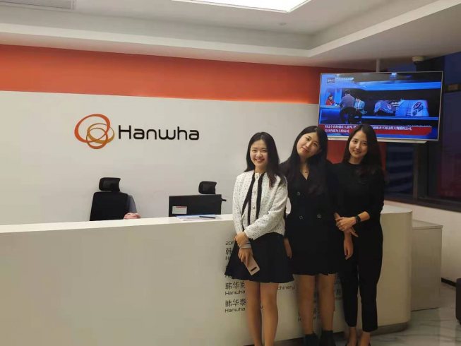 ▲대학생 기자단이 한화차이나 상해 통합사무실 방문한 뒤 기념촬영을 하고 있다. (사진제공=한화)