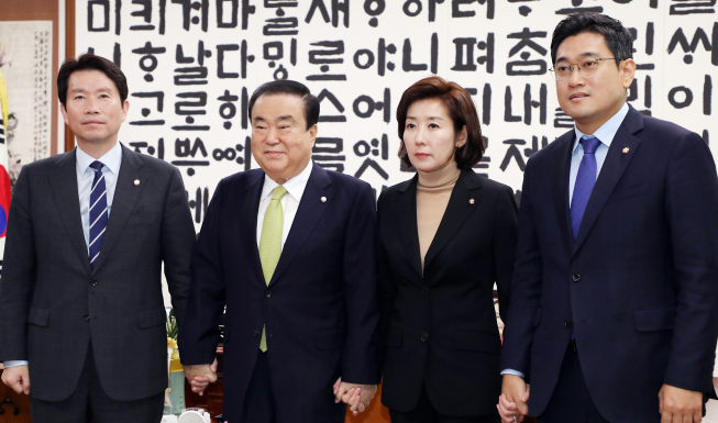 ▲더불어민주당 이인영 원내대표(왼쪽부터), 문희상 국회의장, 자유한국당 나경원, 바른미래당 오신환 원내대표가 25일 국회 의장실에서 회동하고 있다.   (연합뉴스)