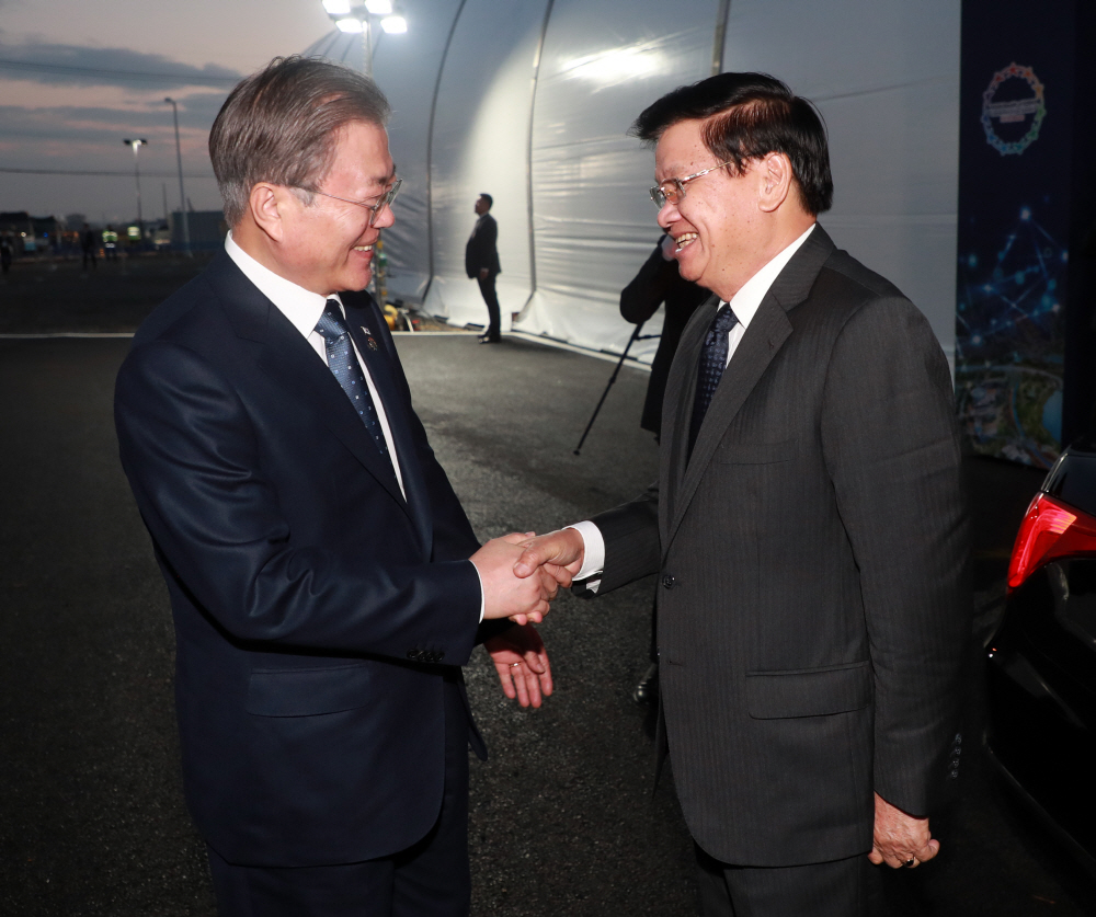 ▲문재인 대통령이 24일 오후 부산 강서구 에코델타시티 부지에서 열린 에코델타 스마트시티 국가시범도시 착공식에서 통룬 시술릿 라오스 총리와 인사하고 있다. (연압뉴스)