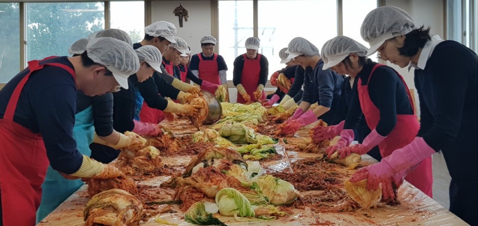 ▲일렉트로룩스 임직원들이 22일 서울 SOS어린이마을에서 이곳 아이들을 위해 김장을 담그고 있다. (사진제공=일렉트로룩스)