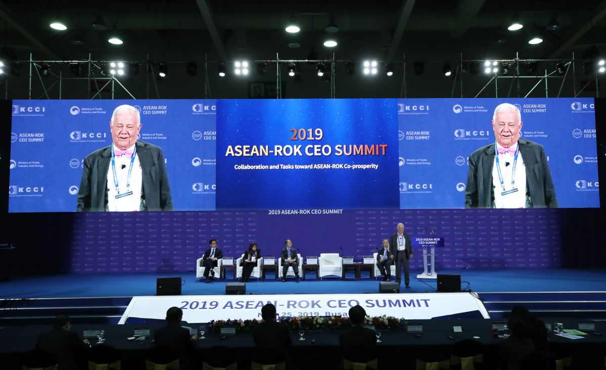 ▲25일 오전 부산 벡스코 2전시장에서 열린 2019 한-아세안 특별 정상회의 'CEO 서밋(Summit)'행사에서 짐 로저스 로저스홀딩스 회장이 주제 발표를 하고 있다 (2019 한-아세안 특별정상회의 제공)