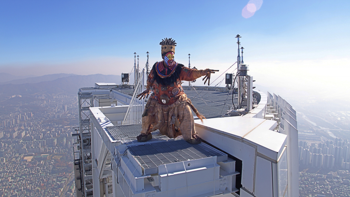 ▲뮤지컬 '라이온 킹' 인터내셔널 투어 한국공연을 기념해 롯데월드타워 정상에서 촬영한 '서클 오브 라이프' 퍼포먼스 영상 장면. (사진제공=클립서비스)