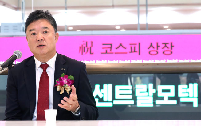 ▲25일 유가증권시장에 신규 상장한 센트랄모텍 이종철 대표가 기자들과 이야기를 나누고 있다.(사진=한국거래소)