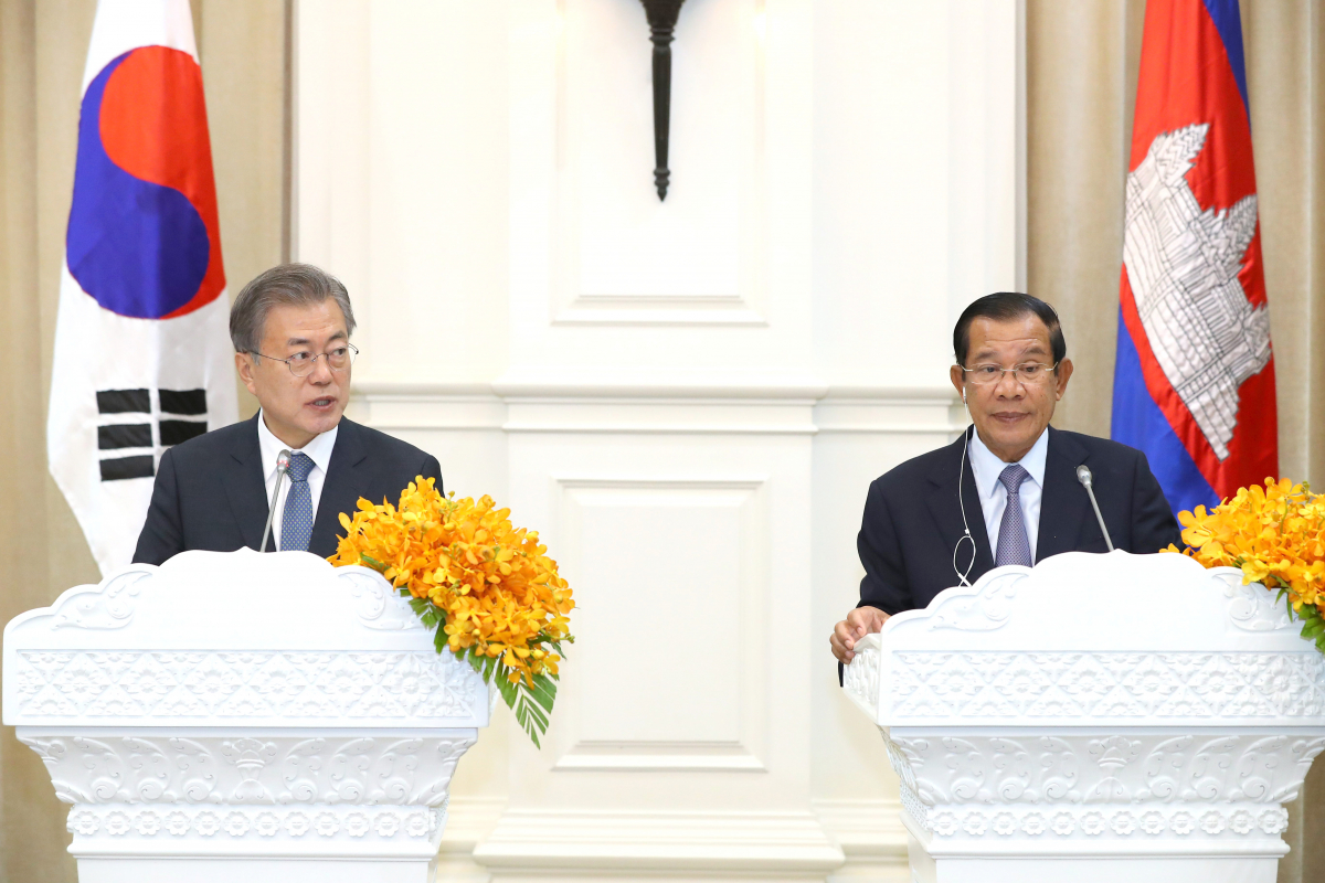 ▲지난해 3월 캄보디아를 국빈 방문 중인 문재인 대통령과 훈센 캄보디아 총리가 프놈펜 캄보디아 총리실에서 공동언론발표를 하고 있는 모습 (뉴시스)