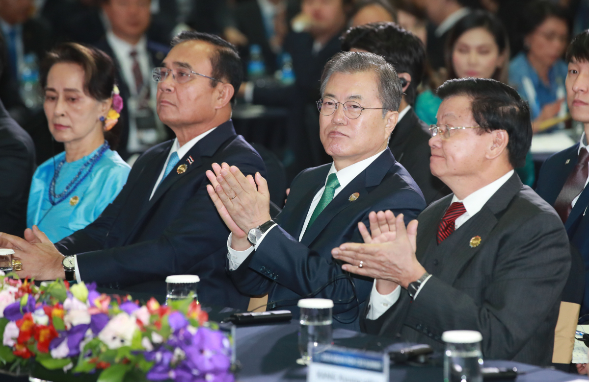 ▲문재인 대통령이 25일 오전 부산 벡스코 2전시장에서 열린 2019 한-아세안 특별 정상회의 'CEO 서밋(Summit)'행사에서 박수치고 있다.  (2019 한-아세안 특별정상회의 제공)