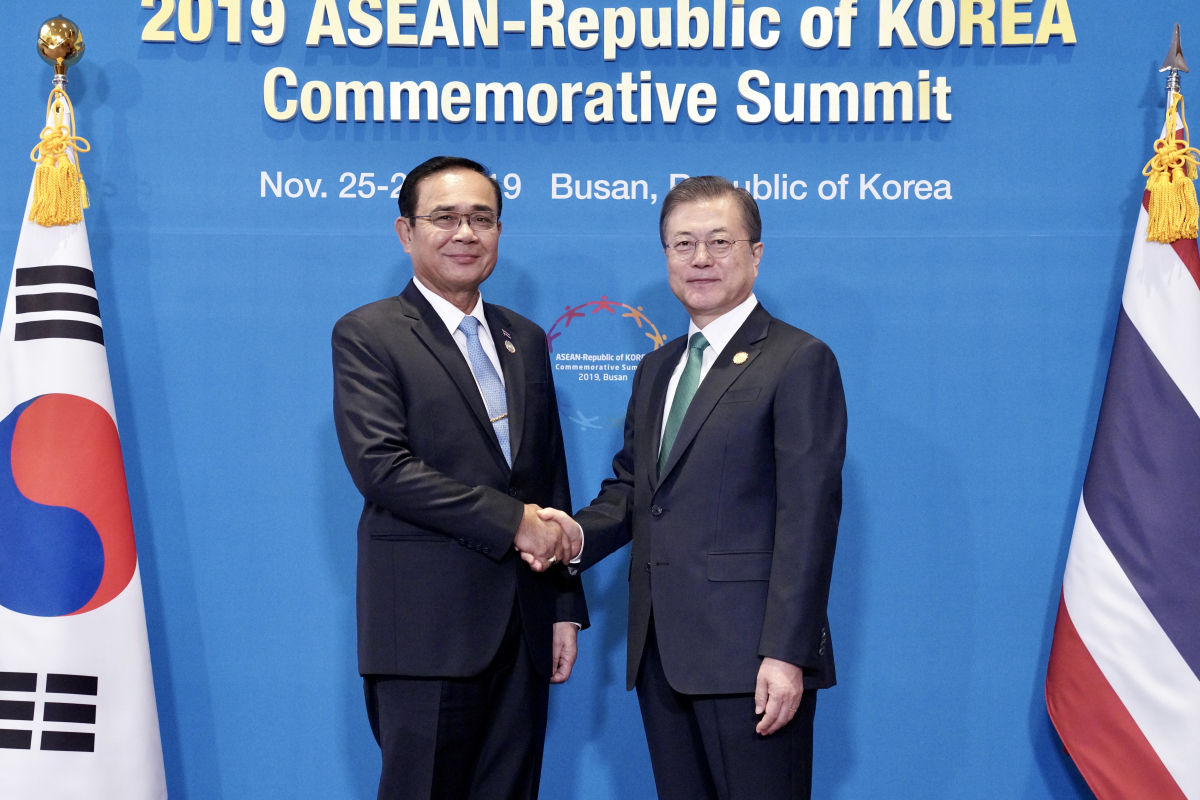 ▲문재인 대통령과 쁘라윳 태국 총리가 25일 오전 부산 해운대 조선웨스틴호텔에서 양자회담을 하기 앞서 기념촬영을 하고 있다.  (2019 한-아세안 특별정상회의 제공)