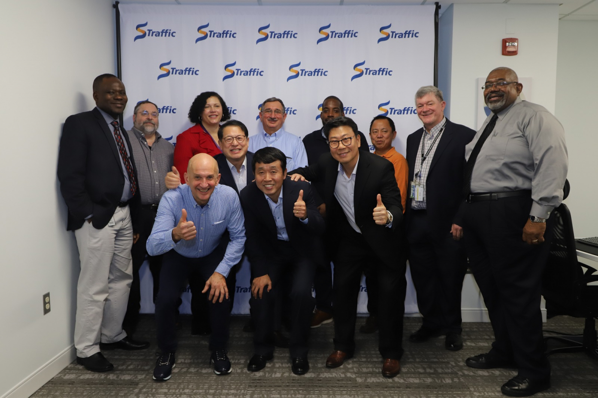 ▲조기형 에스트래픽 미국 법인 사장(아랫줄 왼쪽에서 두 번째),프로젝트 실행책임자 Terri Anomnachi(윗줄 왼쪽에서 세 번째) 등이 에스트래픽 미국 법인 개소식에 참석했다. (사진제공=에스트래픽)