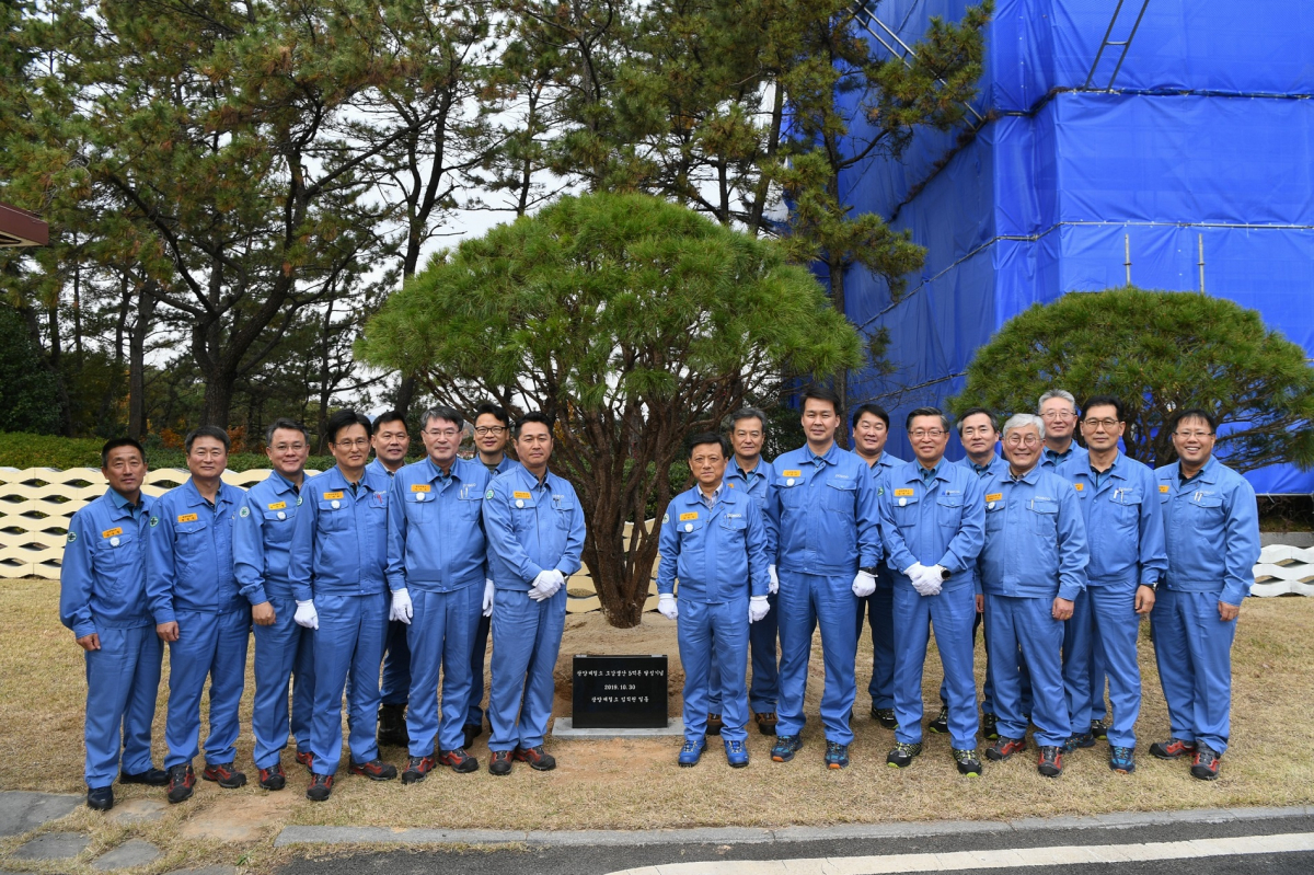 ▲광양제철소가 조강생산 누계 5억 톤 달성을 기념하는 식수 행사를 갖고 있다. 식수 행사에는 김학동 생산본부장, 이시우 광양제철소장, 이성재 포스코노동조합 부위원장, 강용구 노경협의회 대표 등이 참석했다. (사진제공=포스코 광양제철소)