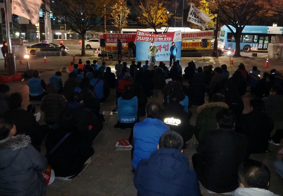 ▲부산대리운전노조가 25일 오후 부산시청 광장에서 결의대회를 열고 있다. 노조는 이날부터 3일간 총파업에 돌입한다. (연합뉴스)