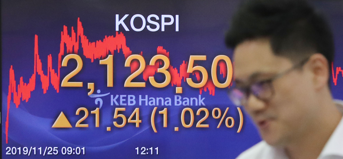 ▲코스피가 25일 이틀째 상승 마감한 25일 오후 서울 중구 KEB하나은행에서 직원들이 업무를 보고 있다.  (연합뉴스)
