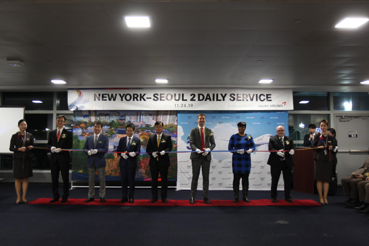 ▲아시아나항공 인천~뉴욕 증편 기념식(뉴욕=연합뉴스) 아시아나항공은 24일(현지시간) 뉴욕 존 F. 케네디 공항에서 인천~뉴욕 증편 기념식을 개최했다.  (사진제공=아시아나항공)