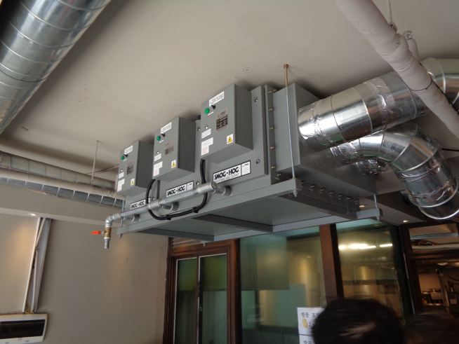 ▲직화구이 음식점 입구에 설치된 악취방지시설 (사진 = 서울시)