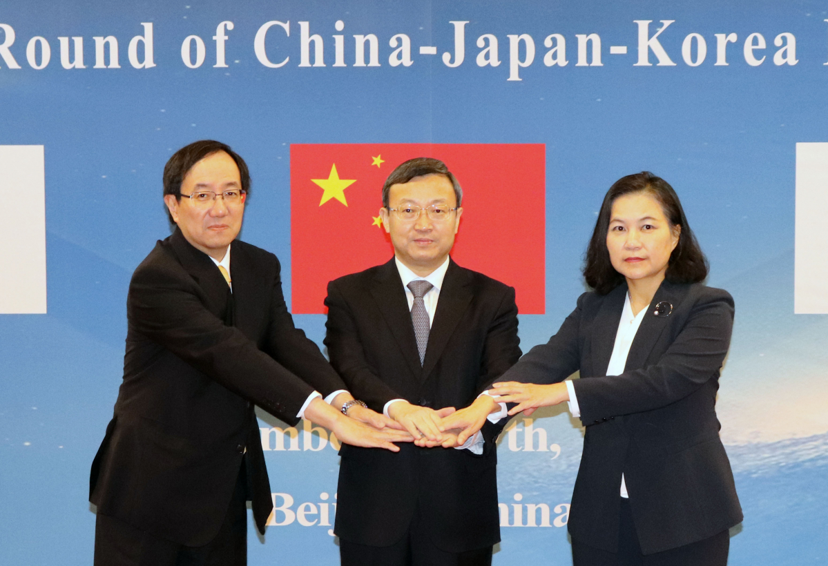 ▲(왼쪽부터)야마자키 카즈유키 일본 외무성 경제담당 외무심의관, 왕셔우원 중국 상무부 부부장, 유명희 산업통상자원부 통상교섭실장이 지난해 12월 7일 중국 북경에서 열린 '제14차 한중일 자유무역협정(FTA) 공식 협상'에서 기념촬영을 하고 있다.  (사진제공=산업통상자원부)