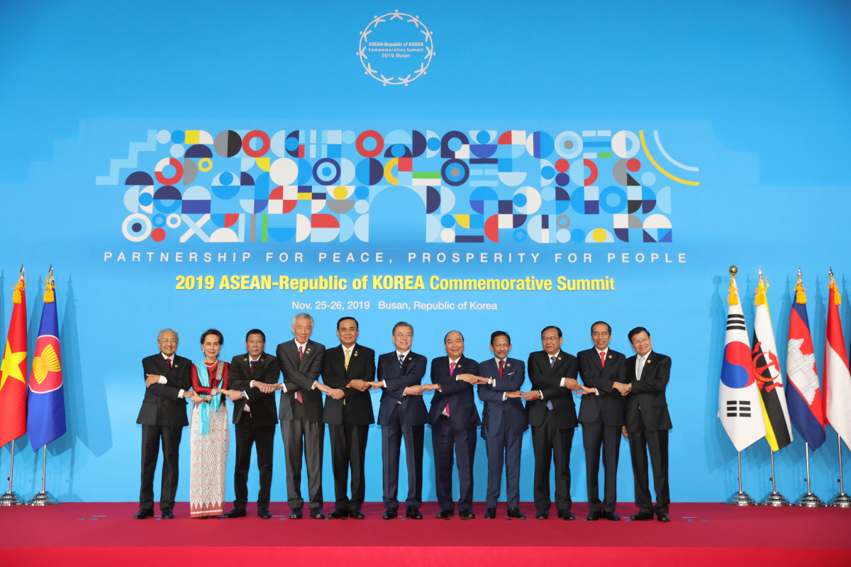 ▲문재인 대통령이 26일 오전 부산 벡스코에서 열린 2019 한-아세안 특별 정상회의에서 참석자들과 기념촬영을 하고 있다. 왼쪽부터 마하티르 모하마드 말레이시아 총리, 아웅산 수치 미얀마 국가고문, 로드리고 두테르테 필리핀 대통령, 리셴룽 싱가포르 총리, 쁘라윳 짠-오차 태국 총리, 문 대통령, 응우옌 쑤언 푹 베트남 총리, 하사날 볼키아 브루나이 국왕, 프락 속혼 캄보디아 부총리 겸 외교부 장관, 조코 위도도 인도네시아 대통령, 통룬 시술릿 라오스 총리.  (2019 한-아세안 특별정상회의 제공)