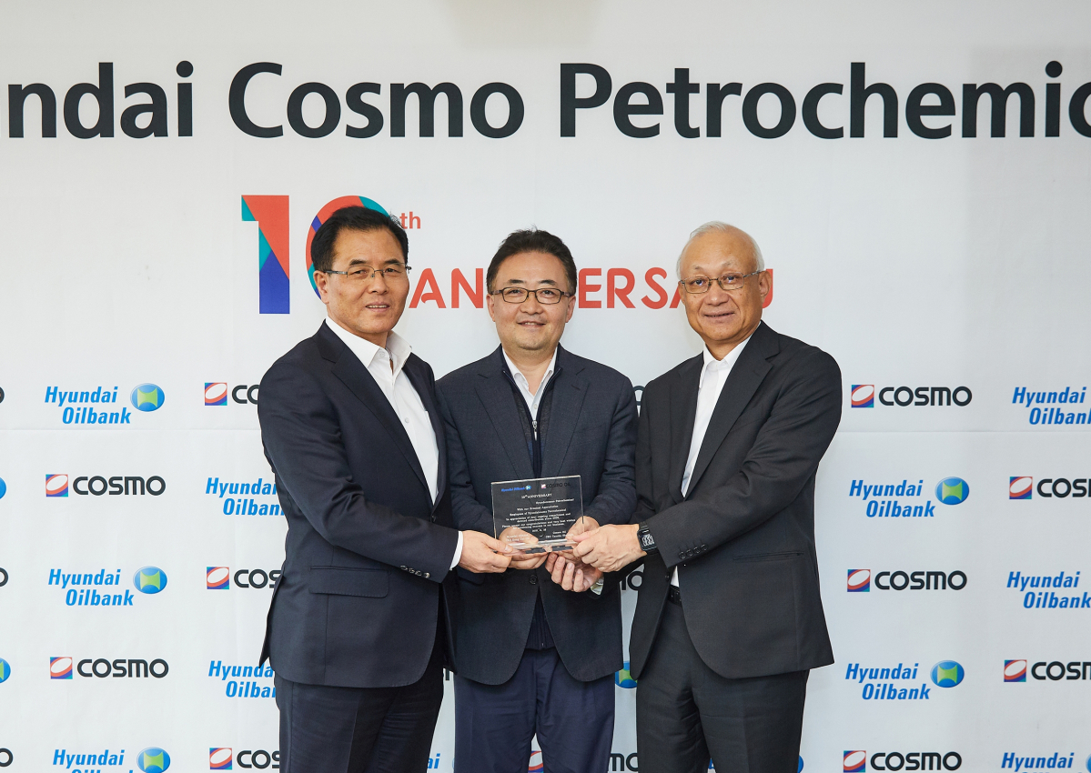 ▲(왼쪽부터) 강달호 현대오일뱅크 대표, 이영우 현대코스모 대표, 다나카 일본 코스모오일 대표가 26일 현대코스모 창립 10주년 기념식에서 감사패를 들고 기념촬영을 하고 있다. (사진제공=현대오일뱅크)