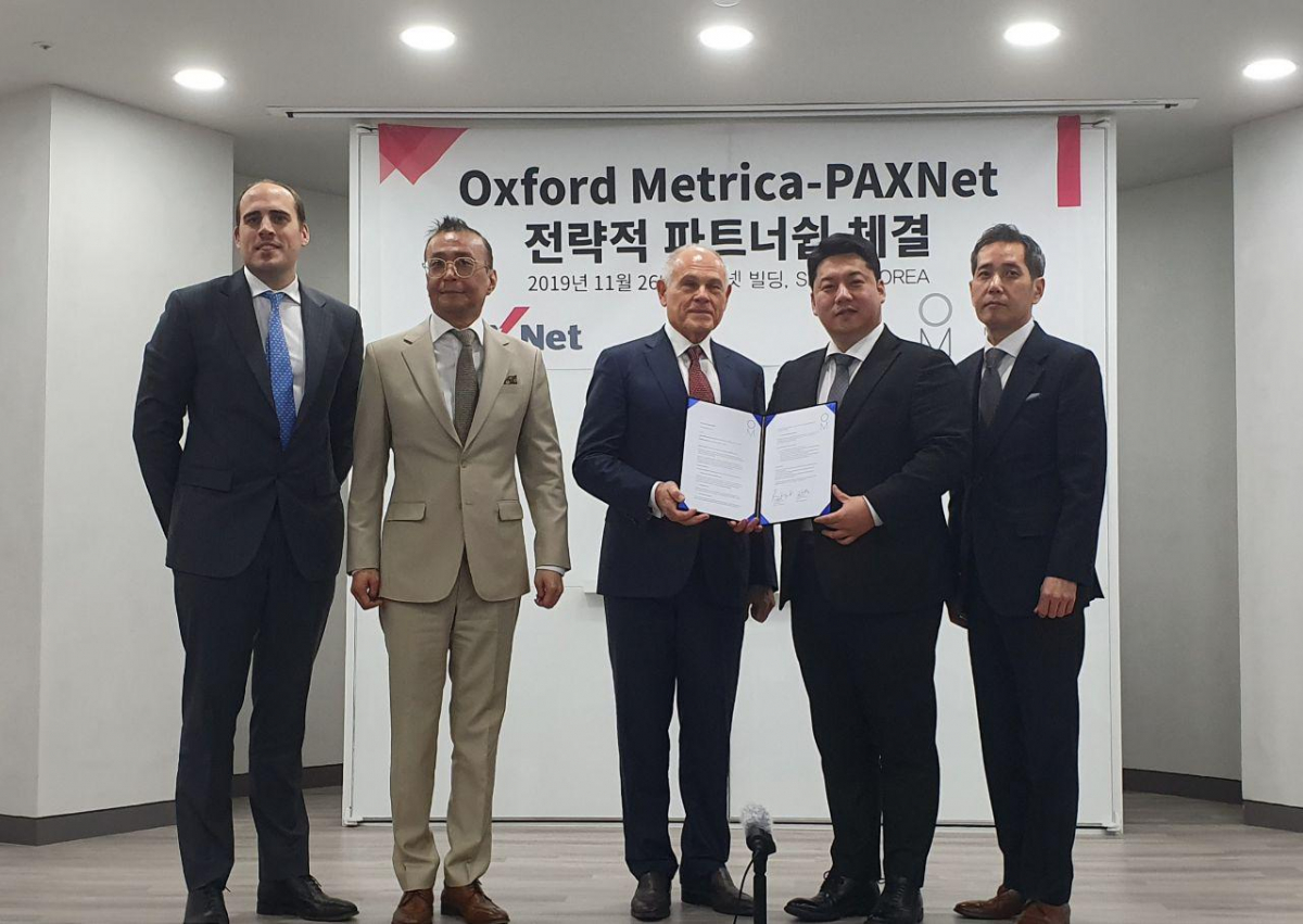 ▲옥스퍼드 메트리카의 로리나이트 회장(왼쪽에서 세 번째)과 팍스넷 고성웅 대표(왼쪽에서 네 번째)가 26일 전락적 파트너쉽을 체결하고 기념촬영을 하고 있다. (사진=회사제공)