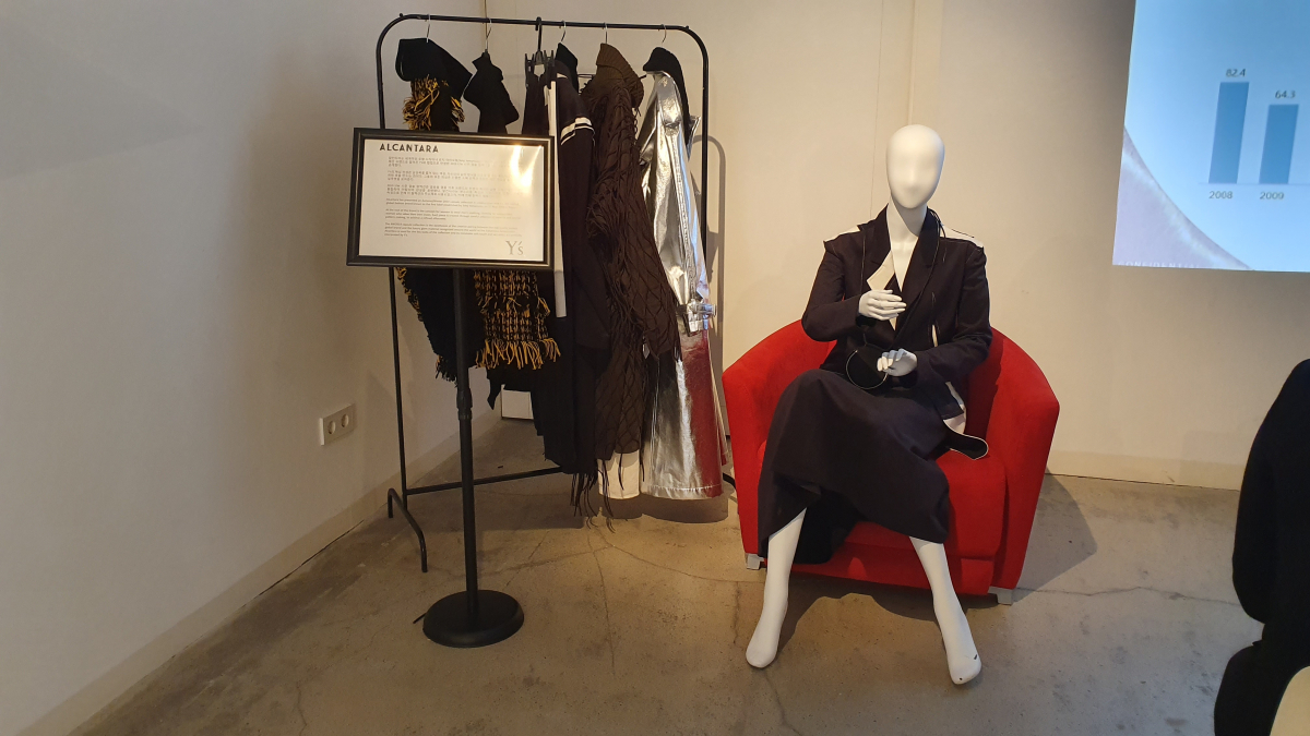 ▲요지 야마모토(Yohji Yamamoto)의 Y’s와 알칸타라가 협업한 2019 F/W 시즌 컬렉션 (남주현 기자 jooh@)