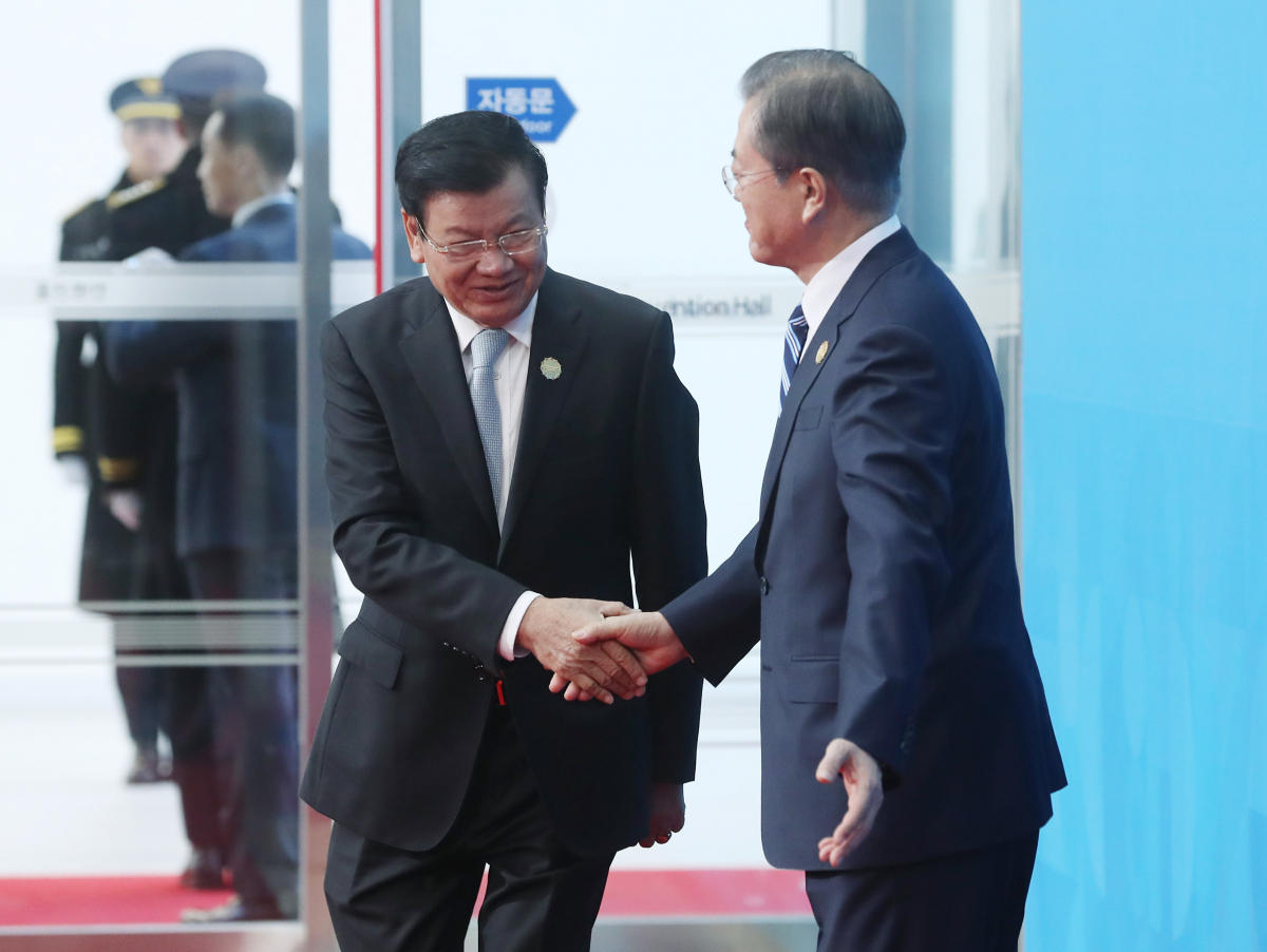 ▲문재인 대통령이 26일 부산 벡스코에서 열린 2019 한-아세안 특별 정상회의에 참석하는 통룬 시술릿 라오스 총리를 영접하고 있다.  (2019 한-아세안 특별정상회의 제공)