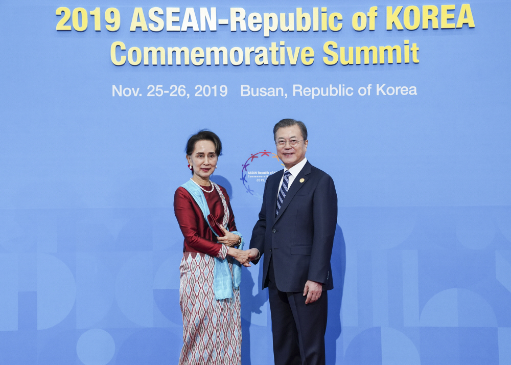 ▲문재인 대통령이 26일 부산 벡스코에서 한-아세안 특별정상회의에 참석하는 아웅산 수치 미얀마 국가고문과 인사하고 있다. (연합뉴스)