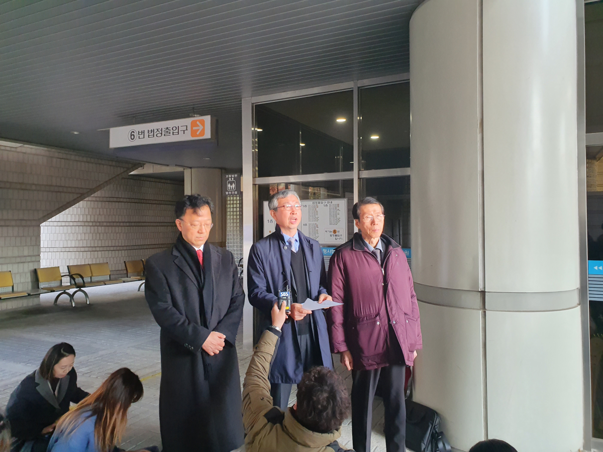 ▲2015년 민중총궐기 집회 때 경찰의 물대포 직사 살수로 숨진 고(故) 백남기 농민의 유족들이 백선하 서울대병원 교수를 상대로 낸 손해배상 소송의 선고 이후 백 교수 측 법률 대리인들이 입장문을 발표하고 있다. (김종용 기자(deep@))