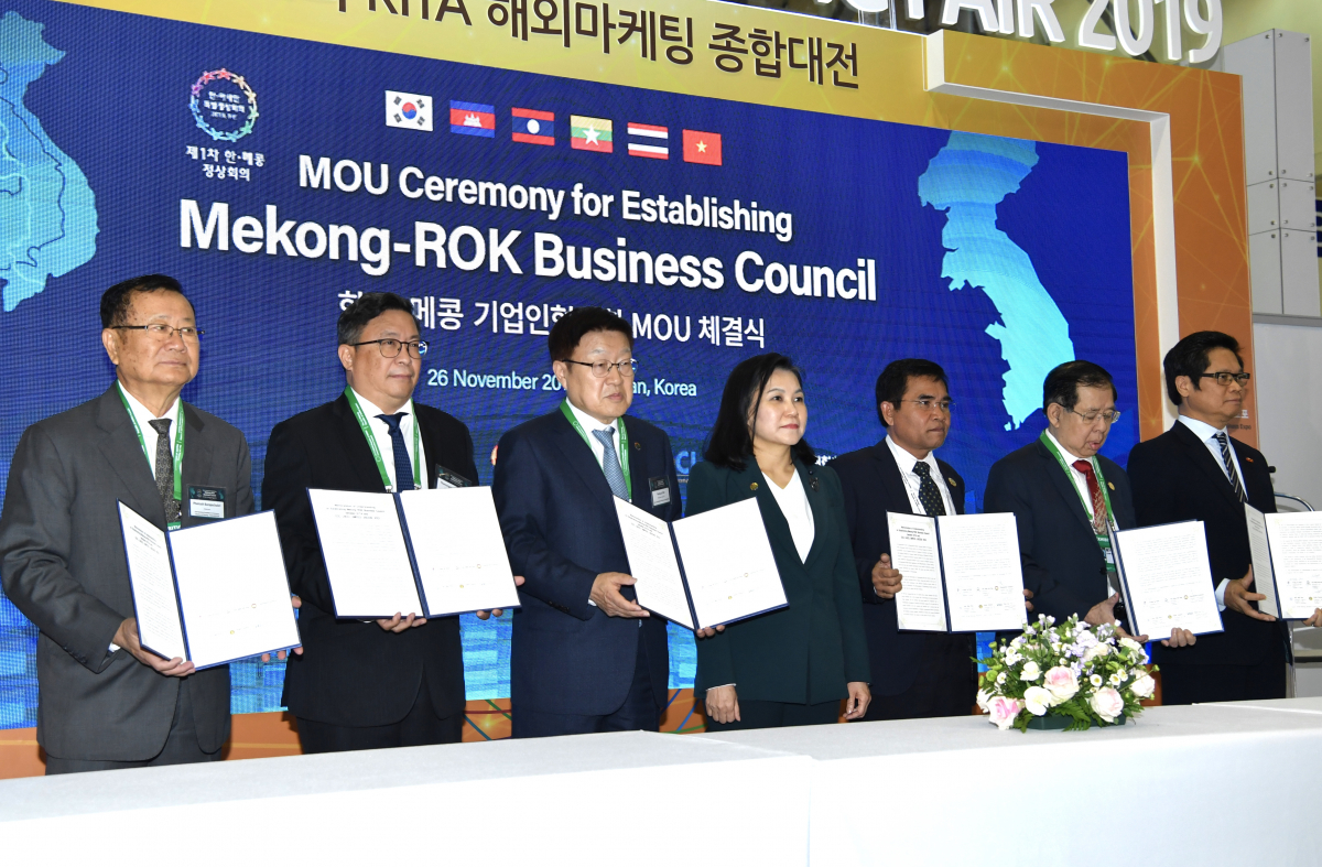 ▲지난해 11월 26일 무역협회는 부산 벡스코에서 메콩 5개국 경제단체와 ‘한국-메콩 기업인협의회(MKBC)’ 설립을 위한 업무협약(MOU)을 체결했다. 왼쪽부터 태국 금융 및 상공연합회 부라파차이스리 부회장, 라오스상의 탄농신 칸랑나 부회장, 무역협회 김영주 회장, 산업부 유명희 통상교섭본부장, 캄보디아상의 옥냐 학 쏘반나 부회장, 미얀마상의연합회 우 쩌어 민웬 회장, 베트남상의 부 띠엔 록 회장.  (사진제공=무역협회)