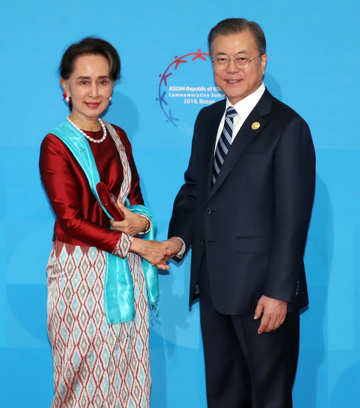 ▲문재인 대통령이 26일 오전 부산 벡스코 컨벤션홀에서 2019 한·아세안 특별 정상회의에 참석하는 아웅산 수치 미얀마 국가고문을 영접하고 있다. 