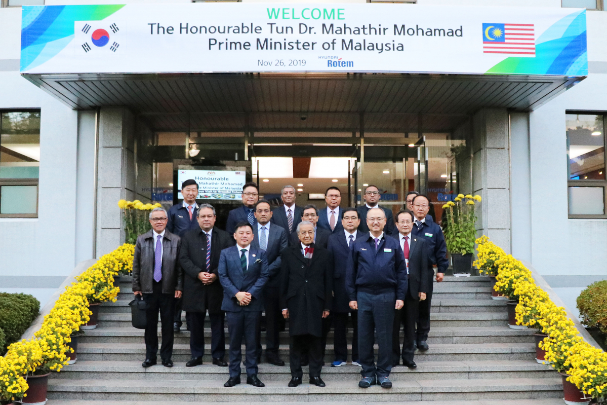 ▲마하티르 모하맛 말레이시아 총리(중앙) 일행이 현대로템 창원공장에서 기념촬영을 하고 있다.  (사진제공=현대로템)