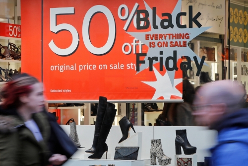 ▲영국 런던 옥스포드에 있는 한 상점에 블랙프라이데이 할인 광고가 붙어 있다. 런던/AFP연합뉴스 
