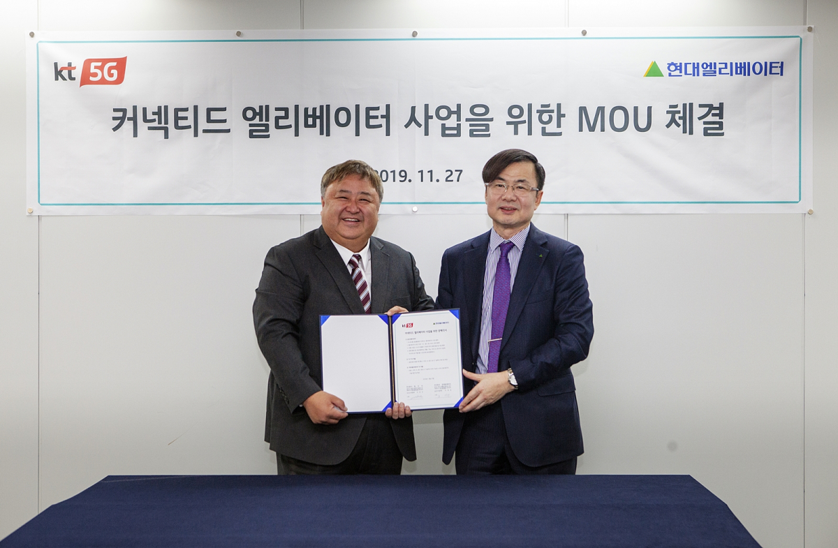 ▲ 현대엘리베이터와 KT가 27일 현대그룹빌딩(서울시 종로구)에서 ‘커넥티드(Connected) 엘리베이터 추진을 위한 업무협약(MOU)’를 체결했다. 협약식에서 현대엘리베이터 조재천 승강기사업부문장(직무대행∙오른쪽)과 KT 이현석 디바이스사업본부장(왼쪽)이 악수하고 있다.  (사진제공=현대엘리베이터)