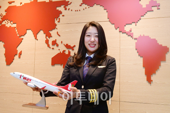 ▲유지형 티웨이항공 부기장이 25일 서울 강서구 김포국제공항 화물청사에 위치한 사무실에서 이투데이와 인터뷰에 앞서 포즈를 취하고 있다. 고이란 기자 photoeran@