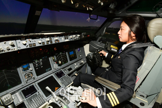 ▲유지형 티웨이항공 부기장이 25일 서울 강서구 김포국제공항 화물청사에 위치한 한국공항공사 항공훈련센터에 있는 보잉 737 800 모의비행장치(SIM)에서 비정상상황대비 훈련을 하고 있다. 고이란 기자 photoeran@