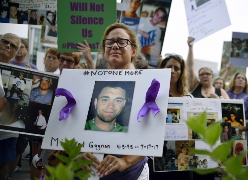▲오피오이드 희생자 유족과 친구들이 지난해 8월 17일(현지시간) 미국 코네티컷주 스탬포드에 있는 퍼듀제약 본사 앞에서 진통제 남용으로 사망한 희생자 사진을 들고 사태 해결을 촉구하는 시위를 벌이고 있다. 스탬포드/AP뉴시스
