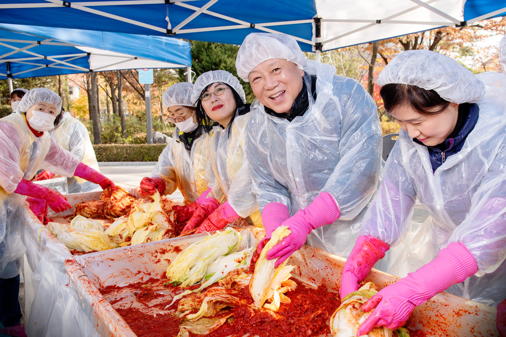 ▲차성수(오른쪽 두번째) 교직원공제회 이사장이 27일 서울 영등포구 여의동 자매근린공원에서 임직원 및 봉사자들과 함께 김장 봉사를 하고 있다. (교직원공제회)
