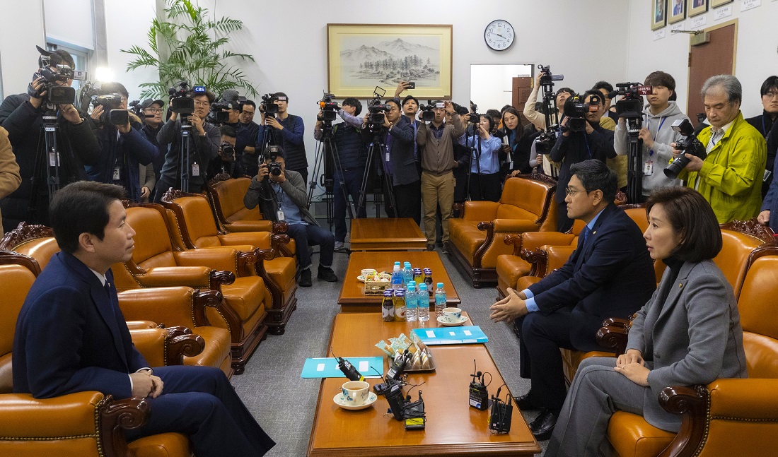 ▲더불어민주당 이인영 원내대표(왼쪽), 자유한국당 나경원 원내대표(오른쪽), 바른미래당 오신환 원내대표가 27일 국회에서 회동하고 있다. (연합뉴스)