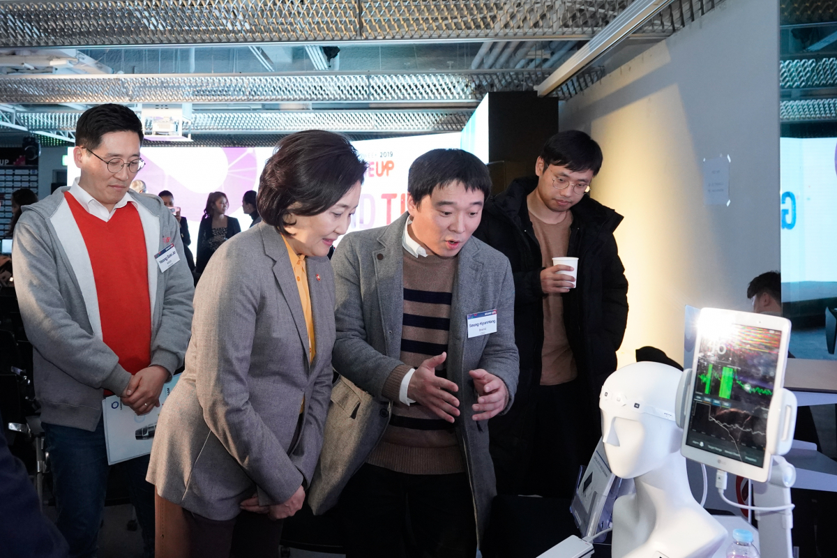 ▲박영선 중소벤처기업부 장관이 27일 서울 역삼동 팁스타운에서 개최된 '2019 그랜드 팁스' 행사에서 쇼케이스를 둘러보고 있다.