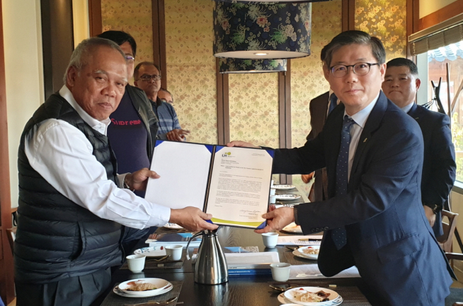 ▲변창흠(오른쪽) 한국토지주택공사(LH) 사장과 모하메드 바수키 인도네시아 공공사업주택부 장관이 수도 이전에 대한 상호 협력 방안을 협의하기 위한 간담회에서 기념촬영하고 있다. (사진 제공=LH)