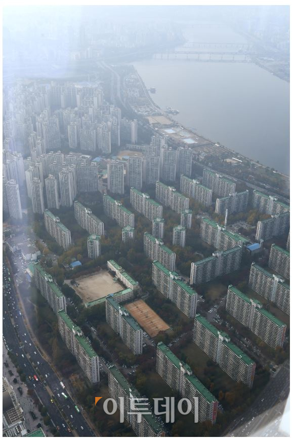 ▲정부는 '서울 지역 실거래 관계기관 합동조사'를 통해서 올해 8~9월에 신고된 공동주택 거래 2만8140건 가운데 '부동산거래신고법'을 위반한 것으로 의심되는 거래 2228건을 적발했다. 사진은 서울 아파트 시장 일대. 신태현 기자 holjjak@