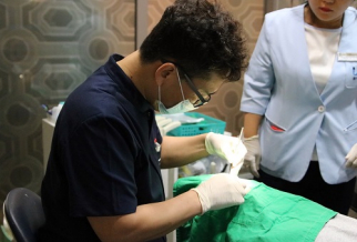 ▲사진설명=유디 마포 치과의원 대표원장이 오 양(9세)을 진료하고 있는 모습