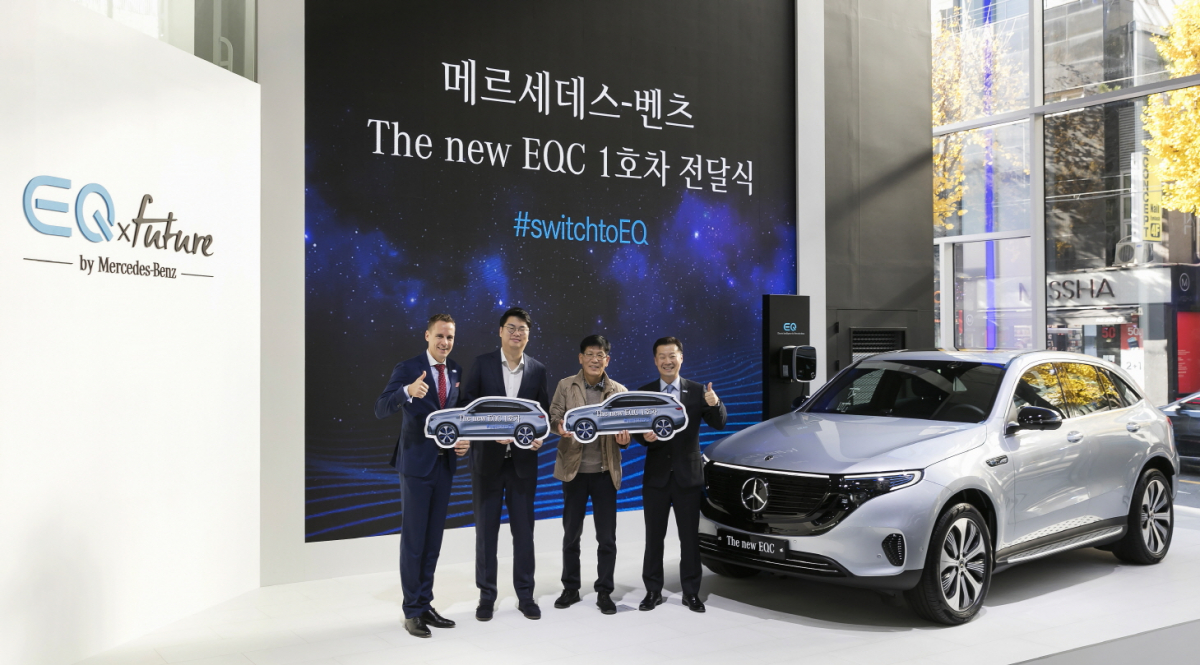 ▲메르세데스-벤츠 코리아가 28일 EQ 브랜드 첫 순수 전기차 '더 뉴 EQC'의 고객 인도를 시작하며 첫번째 출고 차 전달식을 열었다. (사진제공=메르세데스-벤츠 코리아)