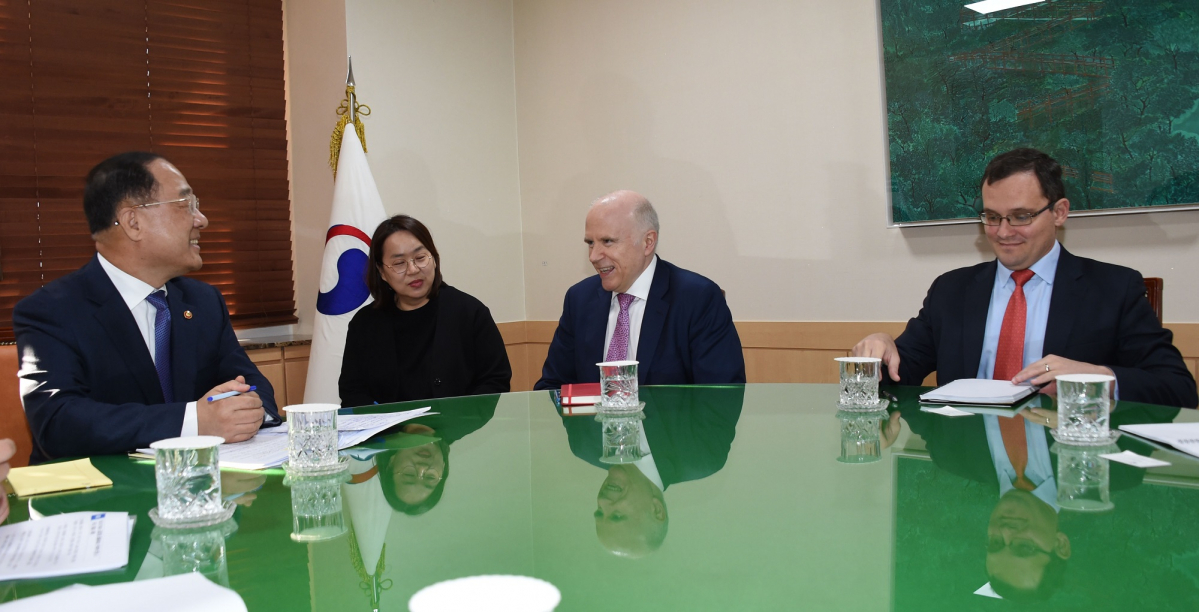 ▲홍남기 경제부총리 겸 기획재정부 장관이 28일 국제신용평가사 피치(Fitch)의 제임스 맥코맥 국가신용등급 글로벌 총괄 등 연례협의단과 면담하고 있다. (사진제공=기획재정부)