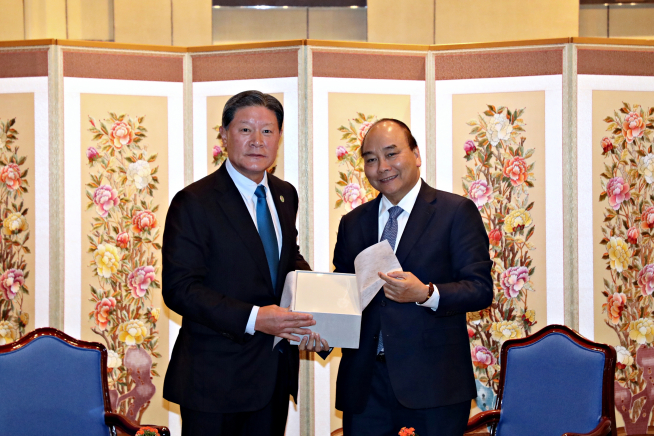 ▲허명수(왼쪽) GS건설 부회장과 응우옌 쑤언 푹 베트남 총리가 28일 서울 용산구 그랜드하얏트호텔에서 기념 사진을 찍고 있다.(사진 제공=GS건설)